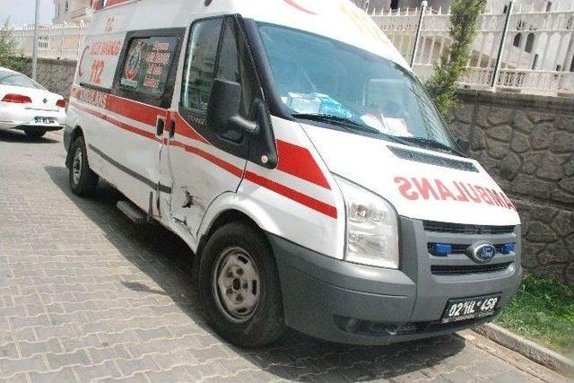 Adıyaman’da Hasta Taşıyan Ambulans Kaza Yaptı: 1 Yaralı