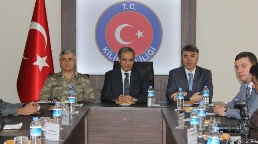 Vali Tapsız, Basın Mensuplarını Suriyeliler Konusunda Bilgilendirdi