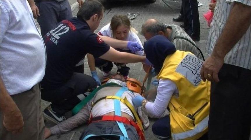 Otomobil Minib&uuml;se &Ccedil;arptı: 2 Ağır Yaralı