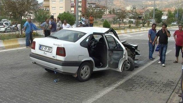 Otomobil Minibüse Çarptı: 2 Ağır Yaralı