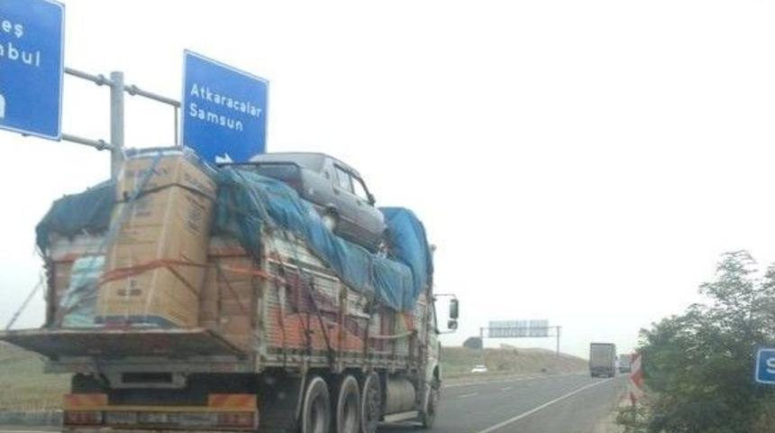 Kamyondaki Eşyaların &Uuml;zerinde Bir De Otomobil Taşıdı
