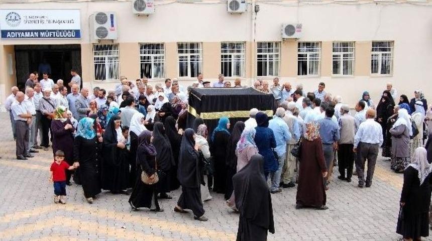 Adıyaman&rsquo;da Kabe Maketi Etrafında Temsili Tavaf Yapıldı