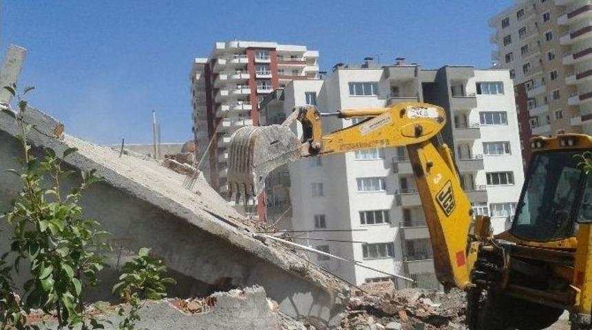 Diyarbakır&rsquo;da Ka&ccedil;ak Yapılar Yıkılıyor