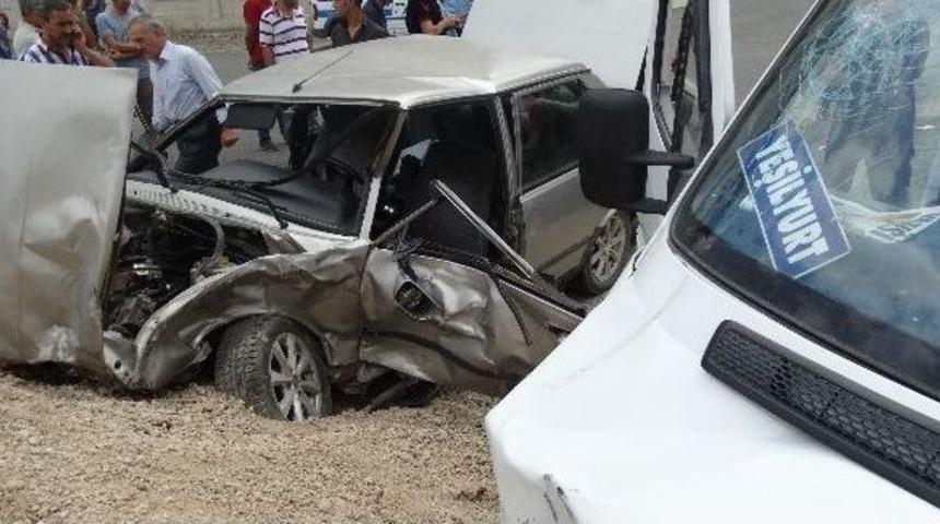 Yolcu Minib&uuml;s&uuml; İle Otomobil &Ccedil;arpıştı: 1 &Ouml;l&uuml;, 8 Yaralı