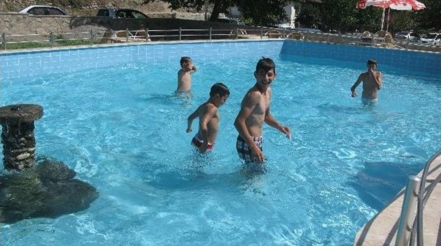 &Ccedil;ocuklar S&uuml;s Havuzunda Serinliyor