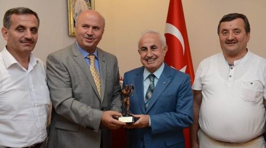 Edirne Valisi Şahin&rsquo;e Madenci Heykeli