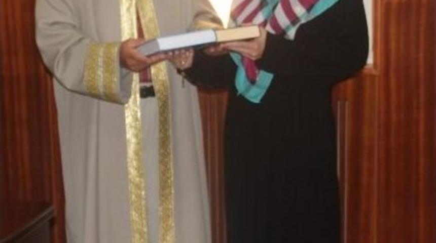 Sevdiği Gen&ccedil; İle Evlenebilmek İ&ccedil;in M&uuml;sl&uuml;man Oldu