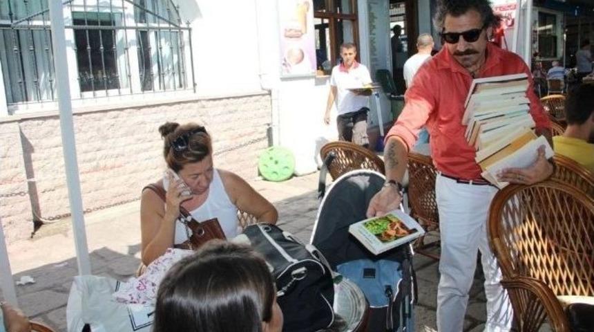 Ayvalık&rsquo;ta Tiyatrocular &Uuml;cretsiz Kitap Dağıtıyor