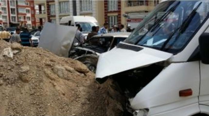 Yolcu Minib&uuml;s&uuml; İle Otomobilin &Ccedil;arptığı Kaza G&uuml;venlik Kamerasında