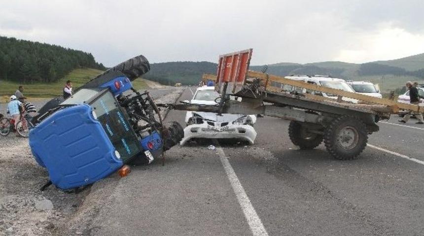 Kamyonet İle Trakt&ouml;r &Ccedil;arpıştı: 4 Yaralı