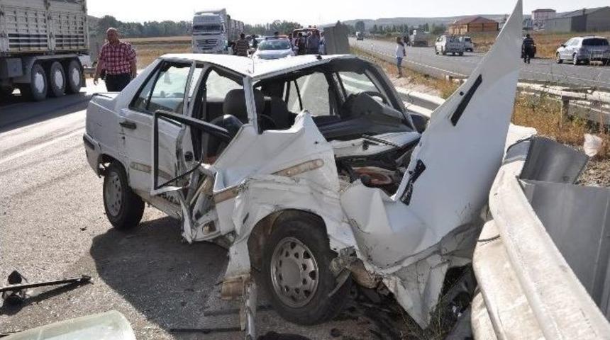 Otomobil Beton Mikserine Arkadan &Ccedil;arptı: 4 Yaralı