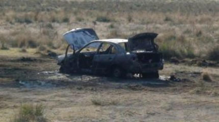 Şarampole Yuvarlanan Otomobil Yanarak K&uuml;l Oldu