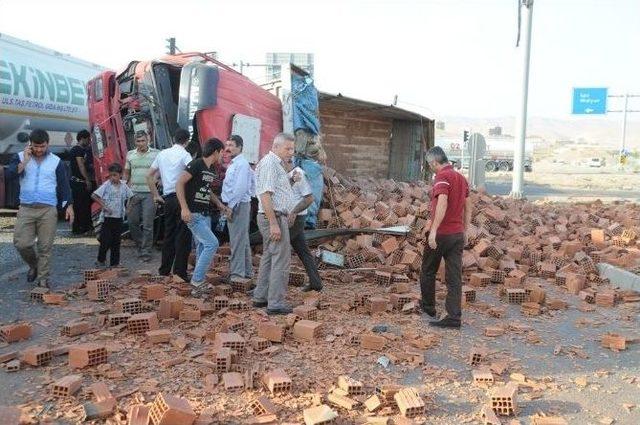 Cizre’de Tuğla Yüklü Kamyon Devrildi: 1 Yaralı