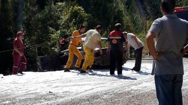 Kaza Yapan Araç Alev Topuna Döndü