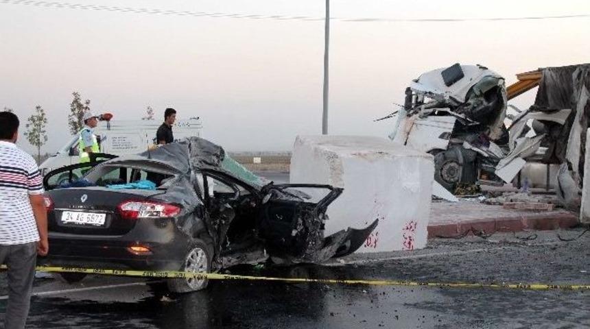 Tır&rsquo;la Otomobil &Ccedil;arpıştı: 2 &Ouml;l&uuml;, 3 Yaralı