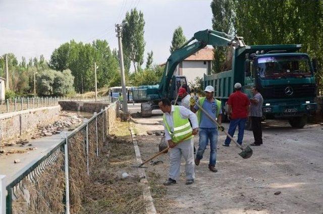 Bük Deresinde Selden Sonra Başlatılan Temizlik Çalışmaları Sürüyor