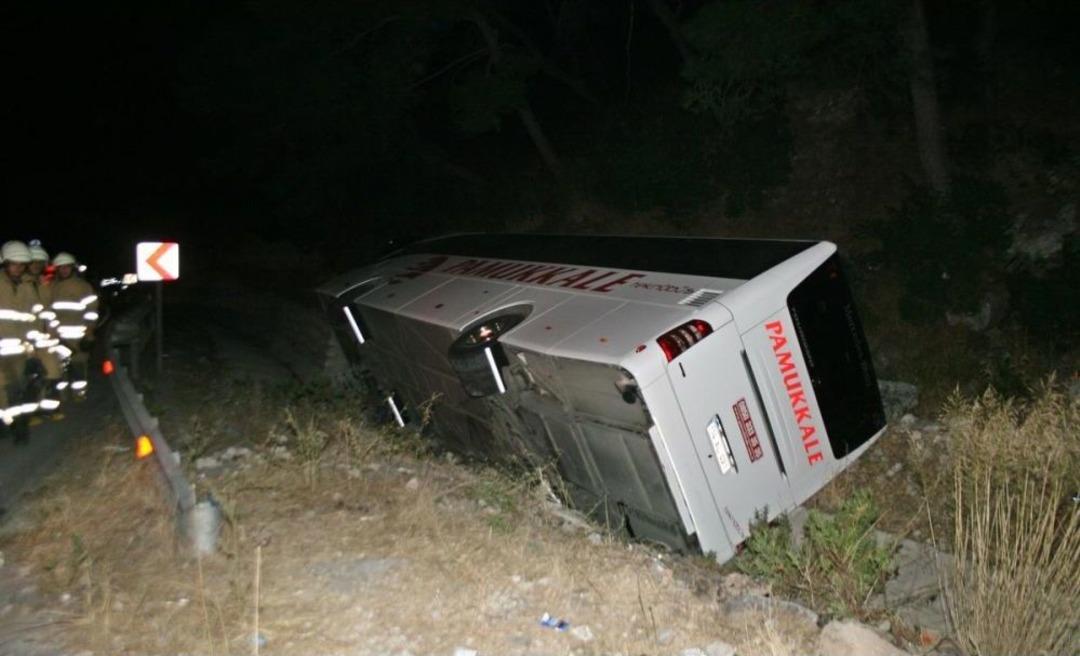 İzmir'de Yolcu Otob&uuml;s&uuml; Devrildi: 2 Yaralı