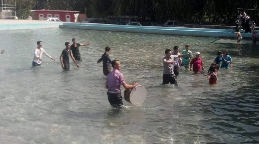 Havuzda Davul-zurnalı Eğlence
