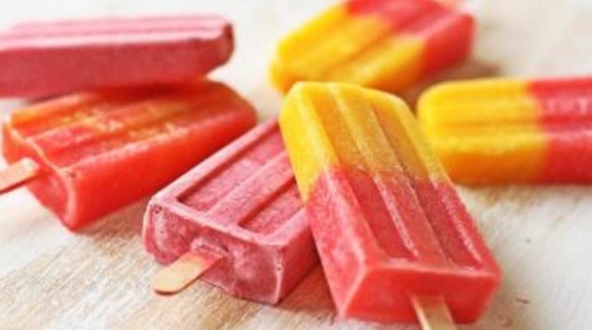 Yaz Sıcağında Meyve Suyu Buzlarıyla Tatlı Ve Eğlenceli Serinlik