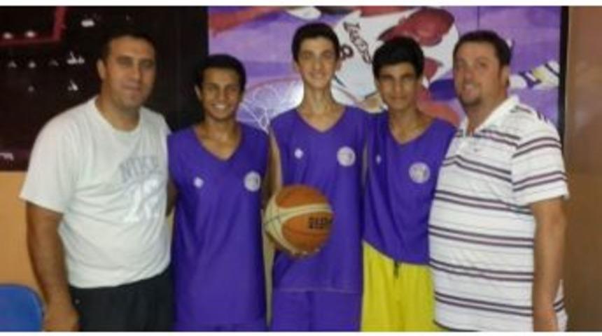 Akademispor 3 Oyuncusunu Gediz &Uuml;niversitesi&rsquo;ne G&ouml;nderdi