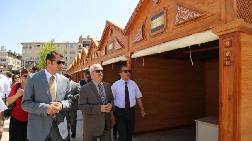 Vali Barut, Kitap G&uuml;nleri Stantlarında İncelemerde Bulundu