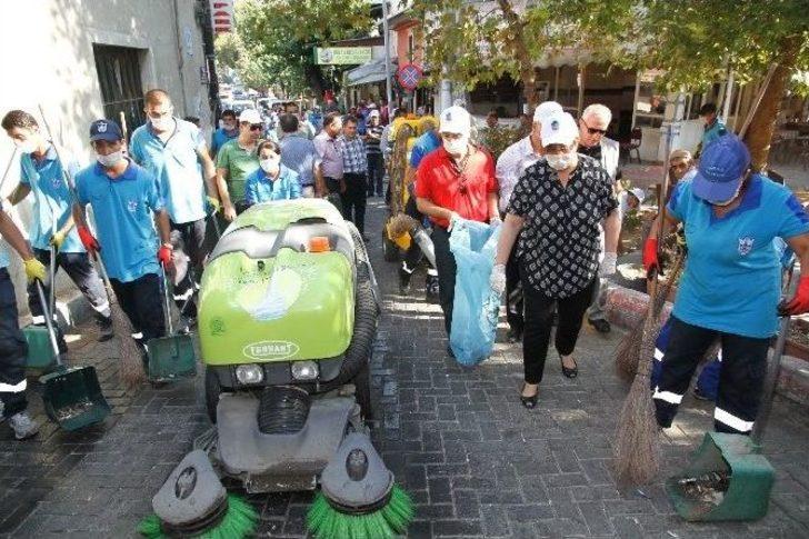 Başkan Pektaş İşçileriyle Birlikte Temizlik Yaptı G4