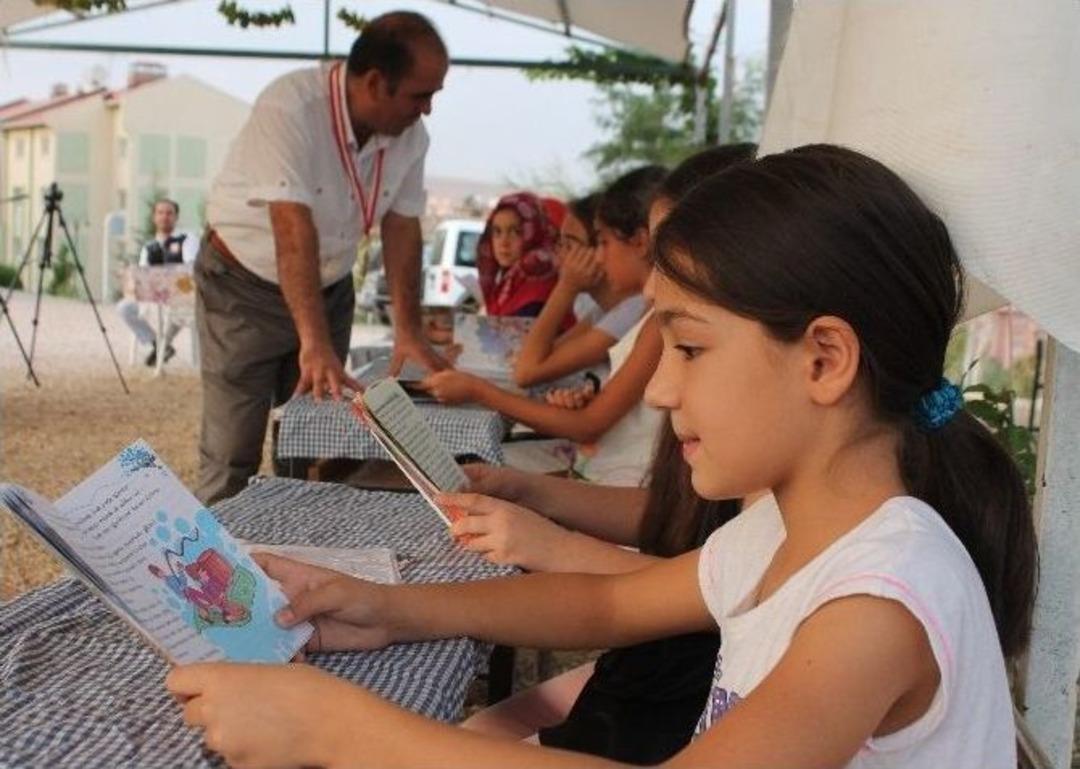 &Ouml;ğretmen, Kitapla Mahalle Arkadaşlığını Yeniden Kazandırdı