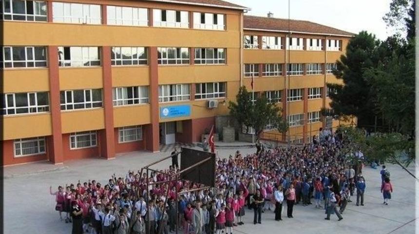 Okul Bah&ccedil;eleri Fındık Harmanı Oldu