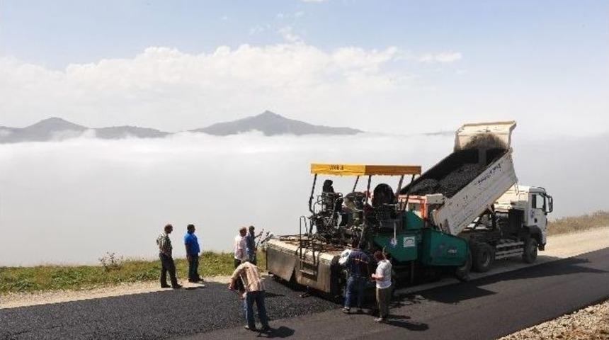 Bulutların &Uuml;zerinde Asfalt Seriyorlar