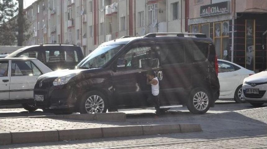 Kırmızı Işıkta Dilenen &Ccedil;ocukların &Ouml;n&uuml;ne Ge&ccedil;ilemiyor