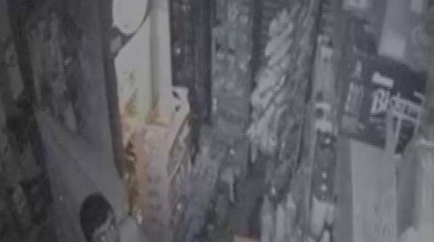 Soygun Sırasında Rahat Tavırlar Sergileyen Hırsızlar Şaşırttı