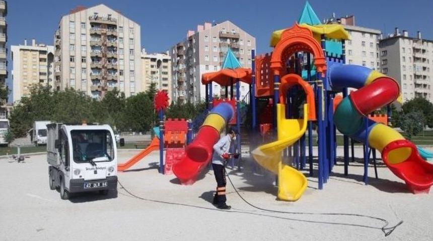 Sel&ccedil;uklu&rsquo;da Parklar Temizleniyor
