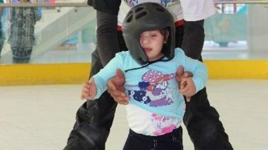 Down Sendromlu &Ccedil;ocuklara &rsquo;buz Pateni&rsquo; Terapisi