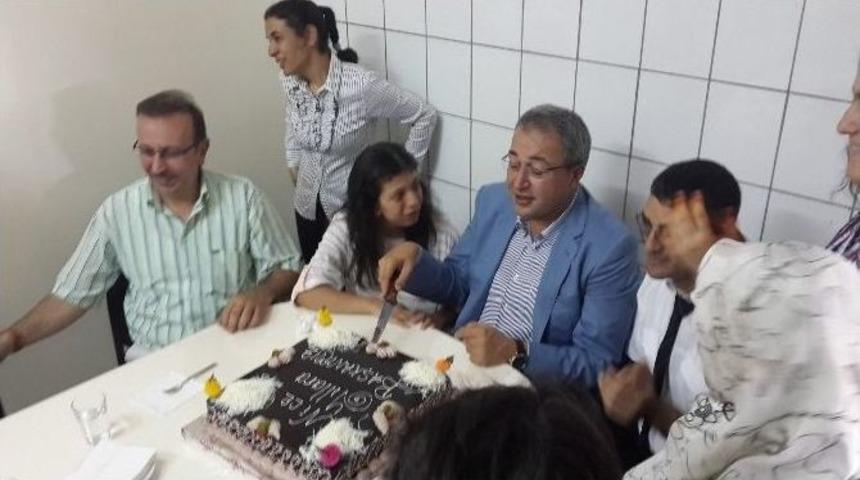 Engellilerden &Uuml;nver&rsquo;e Yaş G&uuml;n&uuml; S&uuml;rprizi