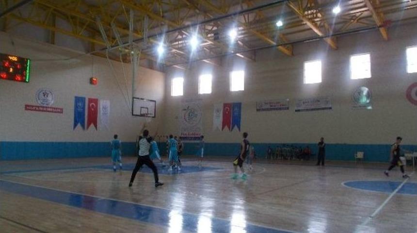 Tecde Spor Komplekisnde İlk M&uuml;sabakalar Yapılmaya Başlandı