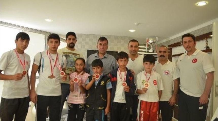 Şampiyon Kick Boks&ccedil;ulara Kutlama