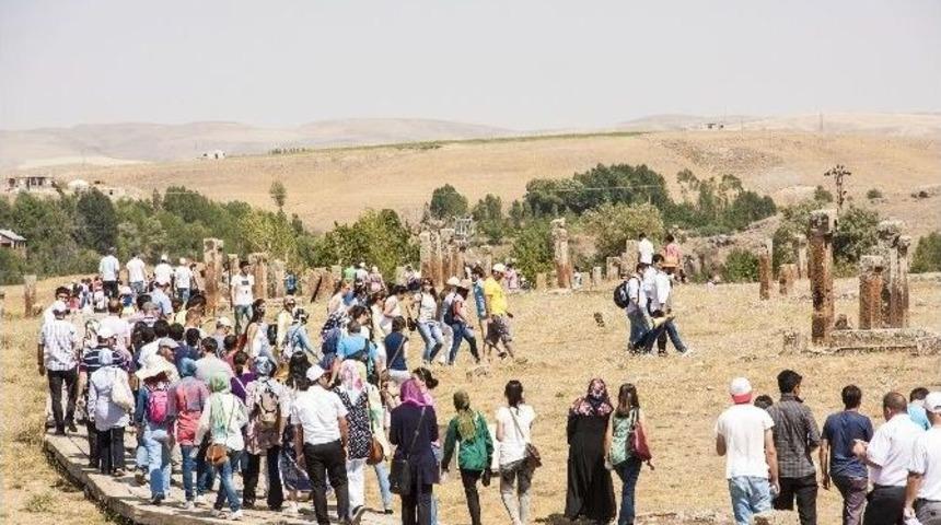 1071 Gen&ccedil; Tarih&ccedil;i Ahlat&rsquo;ta Buluştu