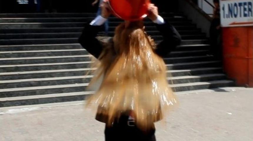 Buzlu Su Ve Kumun Ardından &Ccedil;amurlu Su