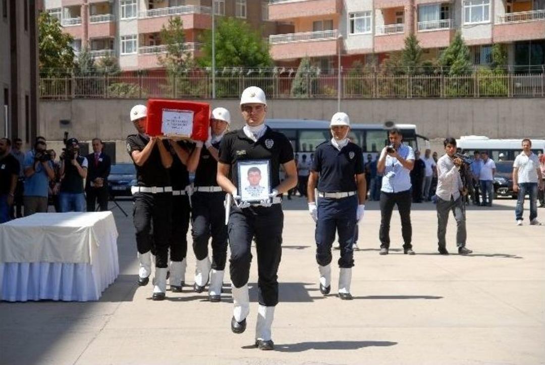 Kardeşi, Şehit Ağabeyinin &Uuml;niformasıyla T&ouml;rene Katıldı
