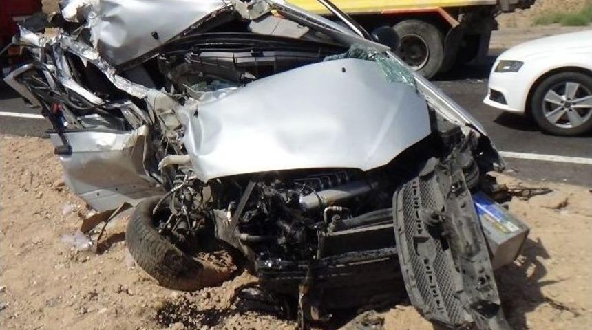 Otomobil Kamyona Arkadan &Ccedil;arptı: 2 Yaralı