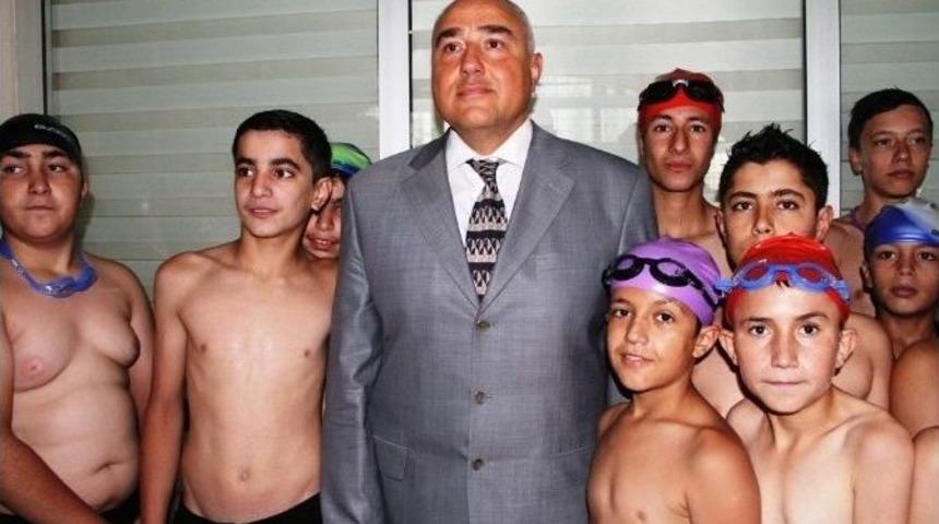 Emniyet M&uuml;d&uuml;rl&uuml;ğ&uuml;&rsquo;nden &Ccedil;ocuklara Y&uuml;zme Kursu