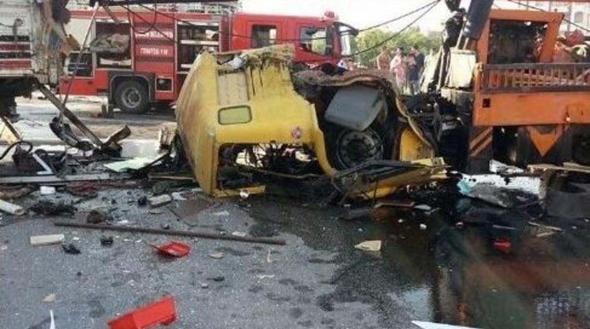 Kırmızı Işıkta Duran Kamyona &Ccedil;arptı