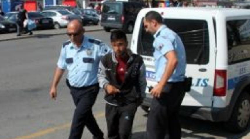 Sokakta &Ccedil;akmak Gazı &Ccedil;eken Gen&ccedil; Yakalandı