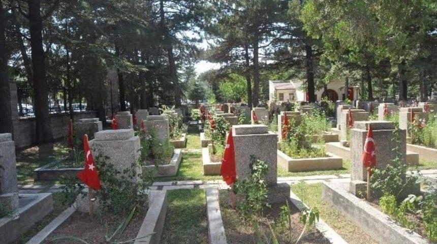 Şehitliklerde Zafer Bayramı Hazırlığı