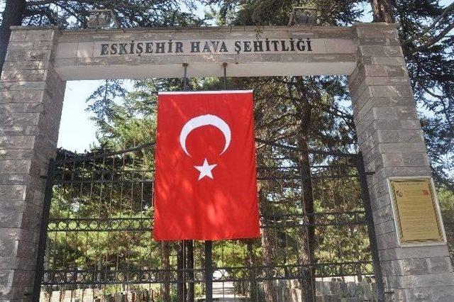 Şehitliklerde Zafer Bayramı Hazırlığı