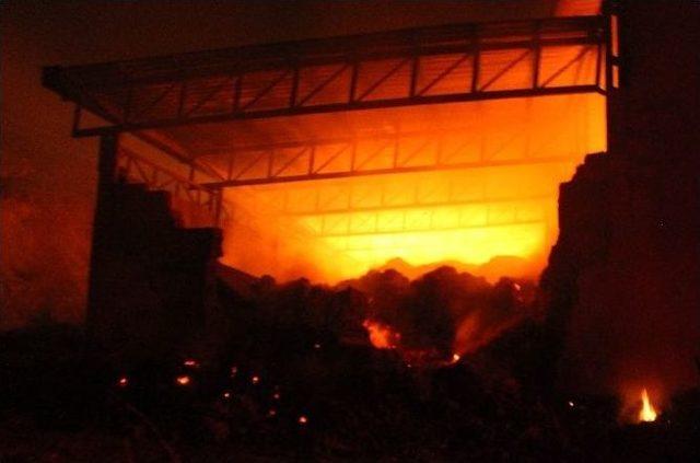 Saman Deposunda Yangın Çıktı, 2 İlçe Ve 20 Köy Elektriksiz Kaldı