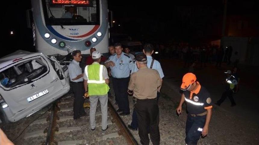 Rayb&uuml;s, Hemzemin Ge&ccedil;itte Otomobile &Ccedil;arptı: 3 Yaralı