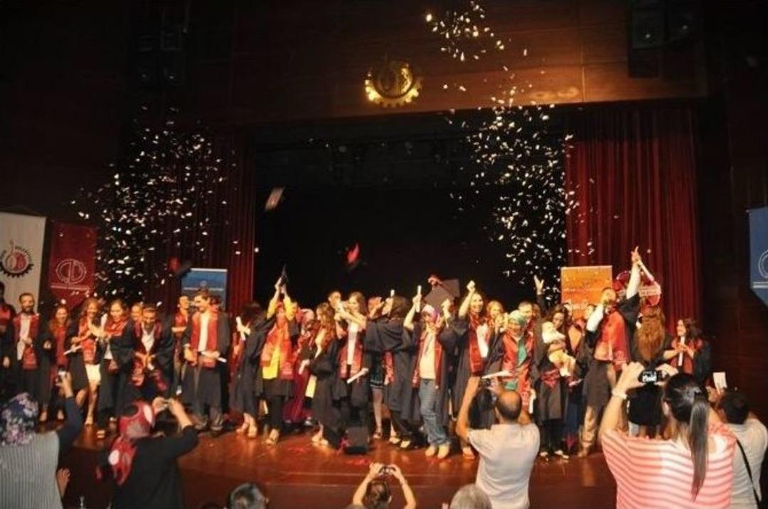 Uşak&rsquo;ta A&ccedil;ık &Ouml;ğretim Fak&uuml;ltesi Mezuniyet T&ouml;reni Yapıldı