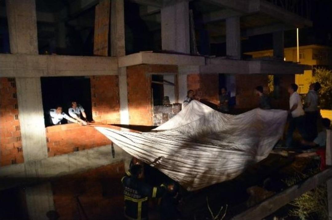 İnşaatın &Ccedil;atısından Atlamak İsteyen Kadın Son Anda Kurtarıldı