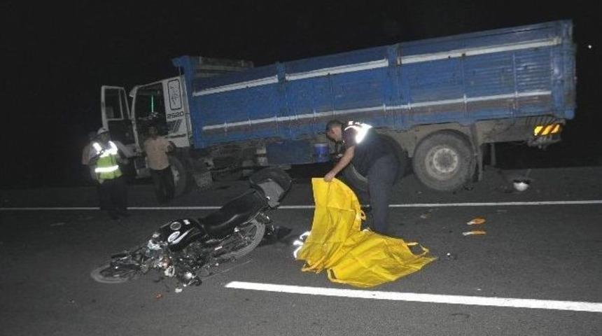 Kamyona Arkadan Çarpan Motosiklet Sürücüsü Öldü